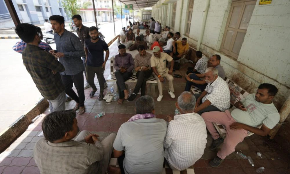 Iνδία: 54 άτομα βρέθηκαν νεκρά από κατανάλωση νοθευμένου αλκοόλ